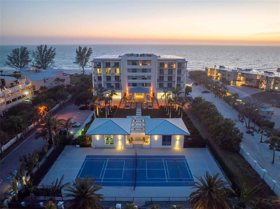 合同活跃: $5,895,000 (3 贝兹, 3 浴室, 3368 平方英尺)