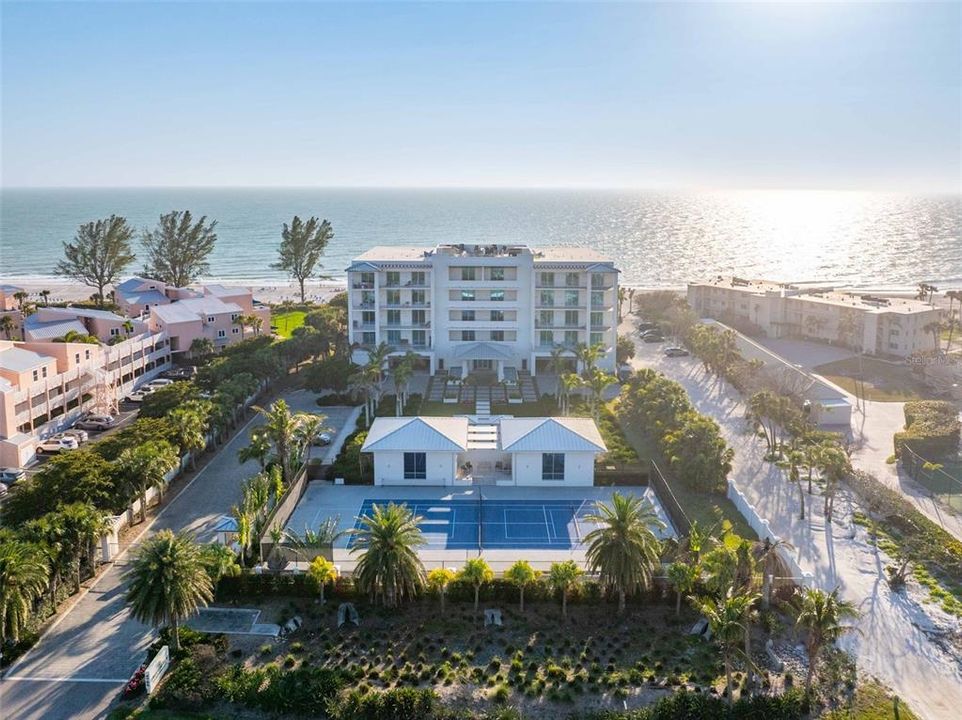 合同活跃: $5,895,000 (3 贝兹, 3 浴室, 3368 平方英尺)