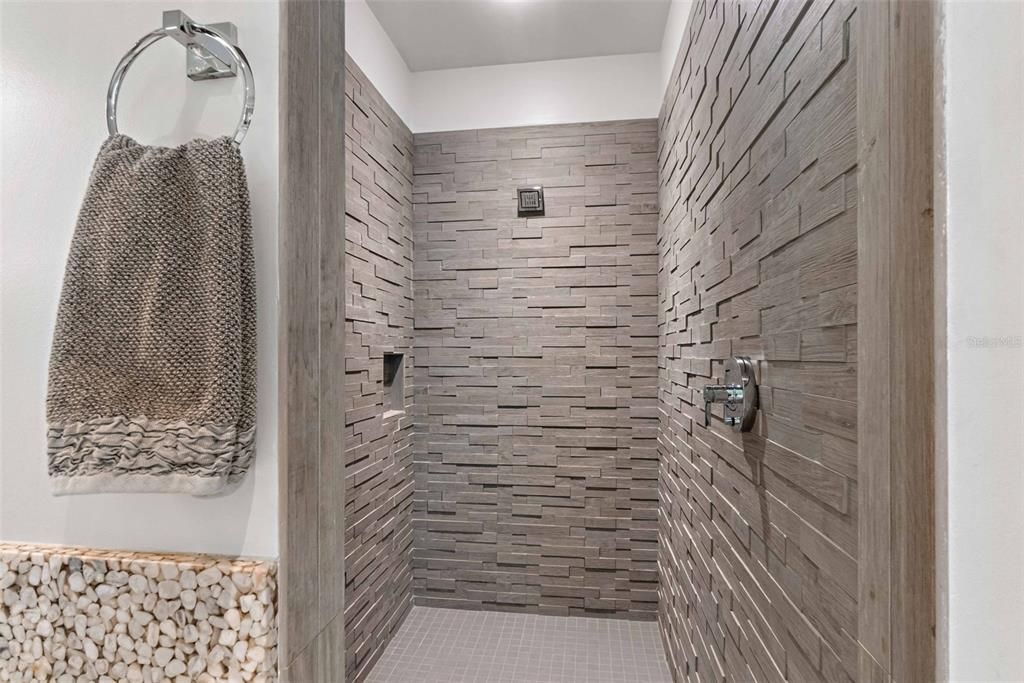 合同活跃: $5,895,000 (3 贝兹, 3 浴室, 3368 平方英尺)