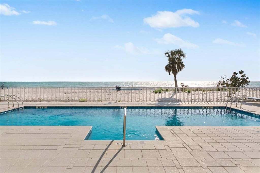 合同活跃: $5,895,000 (3 贝兹, 3 浴室, 3368 平方英尺)