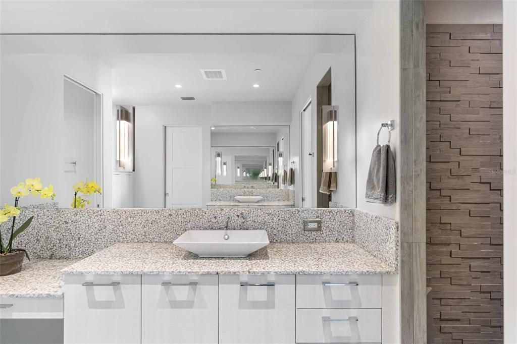 合同活跃: $5,895,000 (3 贝兹, 3 浴室, 3368 平方英尺)