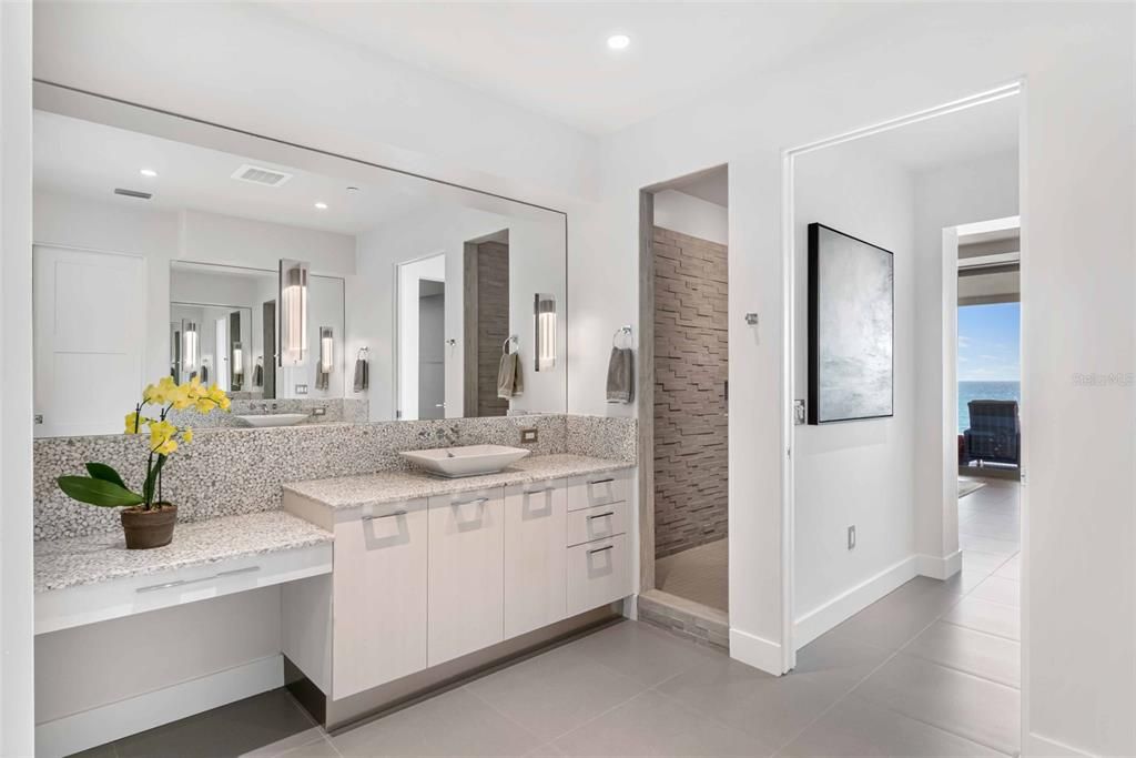 合同活跃: $5,895,000 (3 贝兹, 3 浴室, 3368 平方英尺)