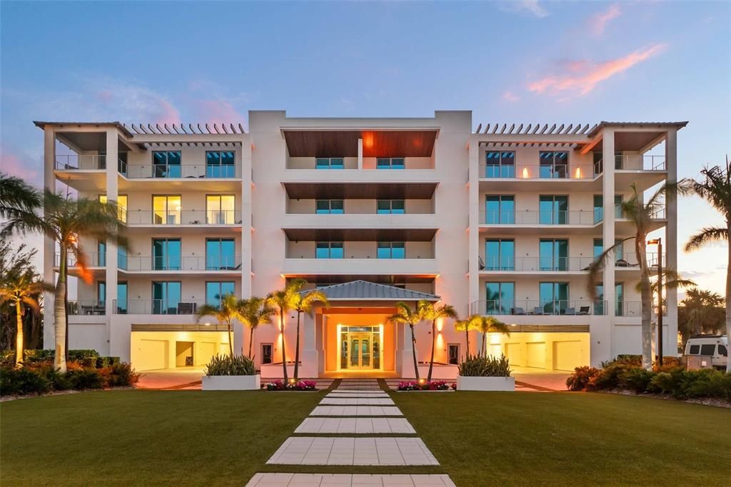 合同活跃: $5,895,000 (3 贝兹, 3 浴室, 3368 平方英尺)