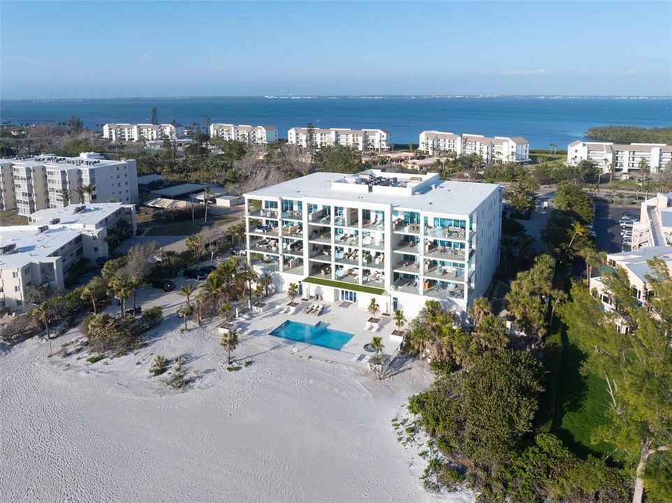 合同活跃: $5,895,000 (3 贝兹, 3 浴室, 3368 平方英尺)