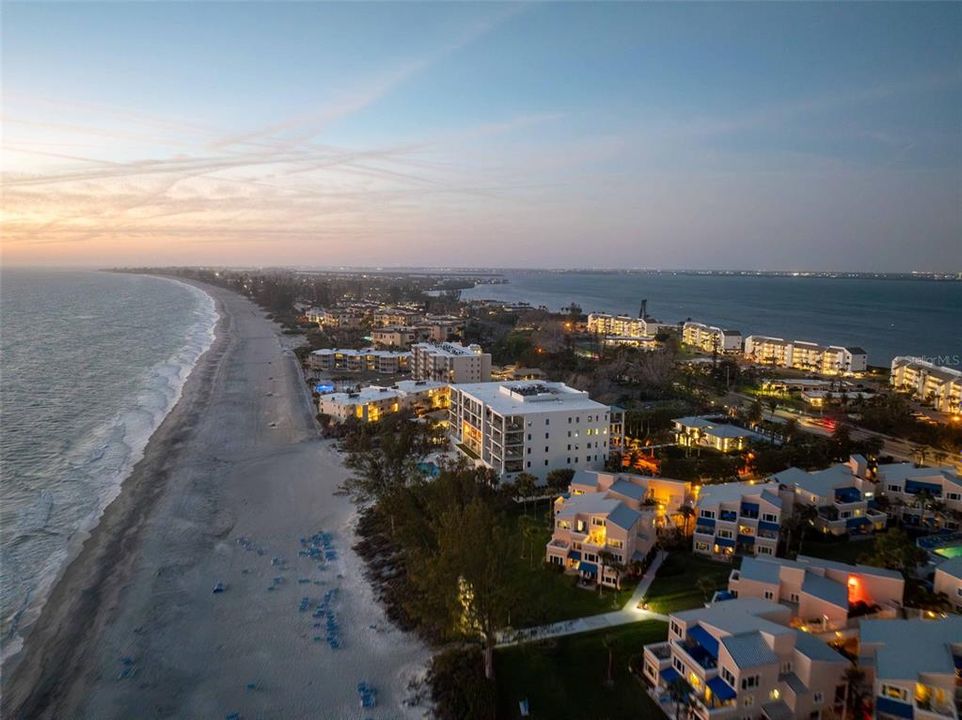 合同活跃: $5,895,000 (3 贝兹, 3 浴室, 3368 平方英尺)