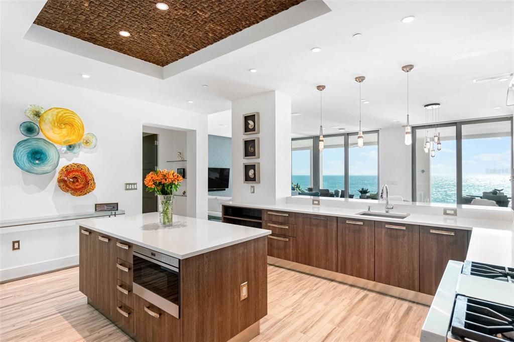 合同活跃: $5,895,000 (3 贝兹, 3 浴室, 3368 平方英尺)