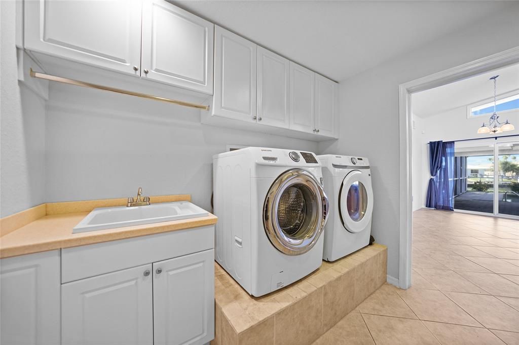 На продажу: $564,000 (4 спален, 2 ванн, 1932 Квадратных фут)