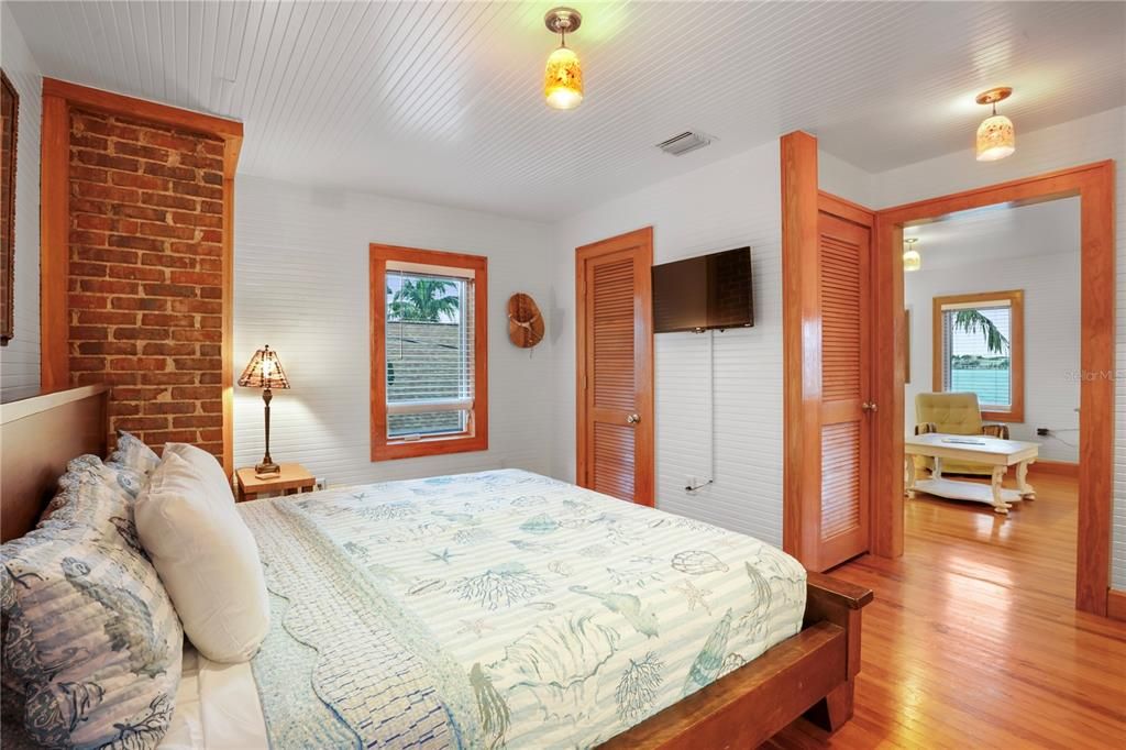 合同活跃: $3,899,900 (1 贝兹, 1 浴室, 644 平方英尺)