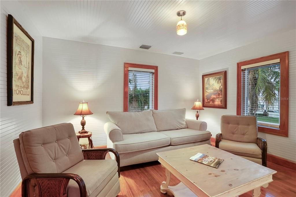 合同活跃: $3,899,900 (1 贝兹, 1 浴室, 644 平方英尺)