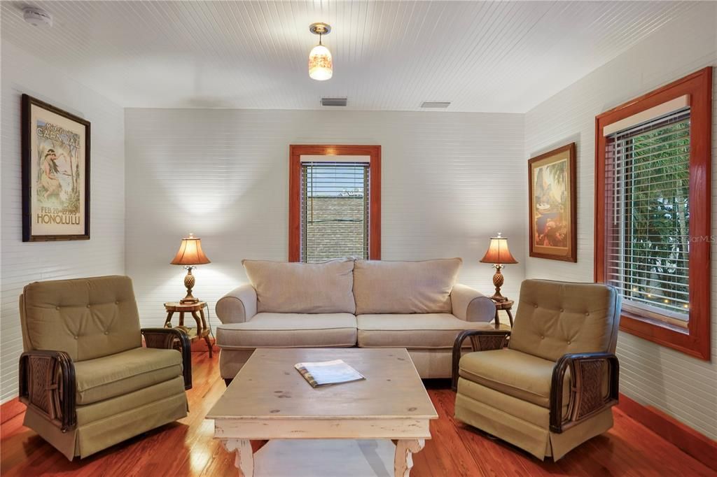 合同活跃: $3,899,900 (1 贝兹, 1 浴室, 644 平方英尺)