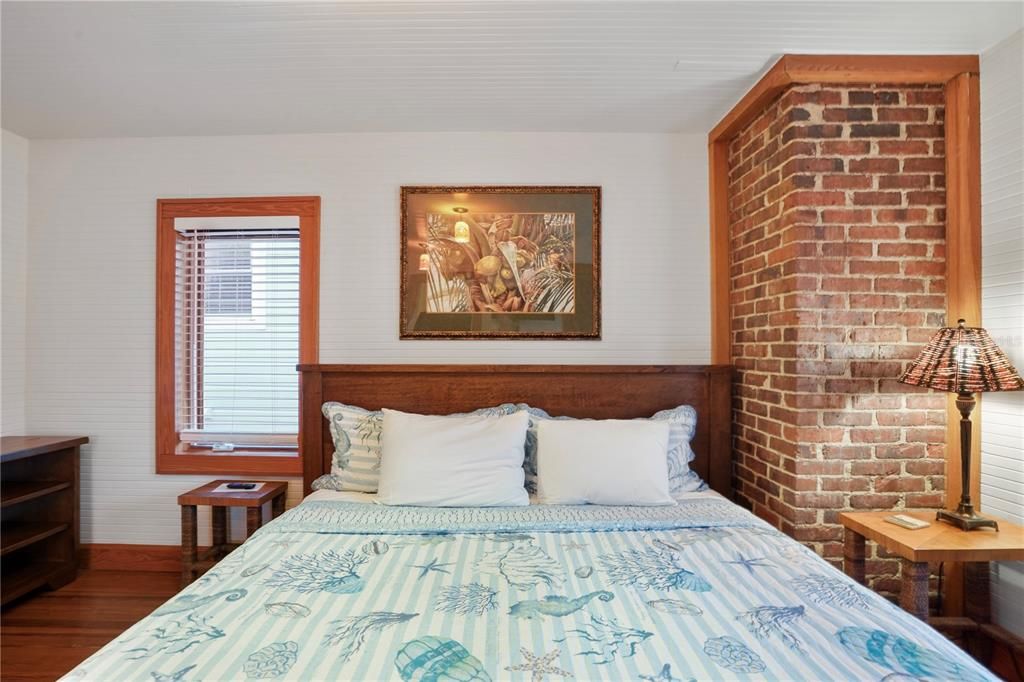 合同活跃: $3,899,900 (1 贝兹, 1 浴室, 644 平方英尺)