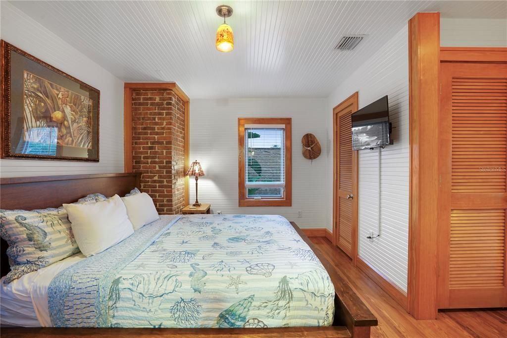 合同活跃: $3,899,900 (1 贝兹, 1 浴室, 644 平方英尺)