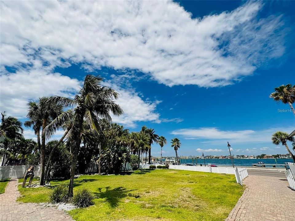 合同活跃: $3,899,900 (0.35 acres)