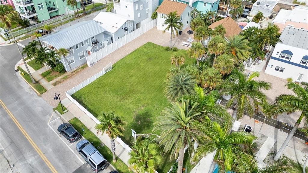 合同活跃: $3,899,900 (0.35 acres)