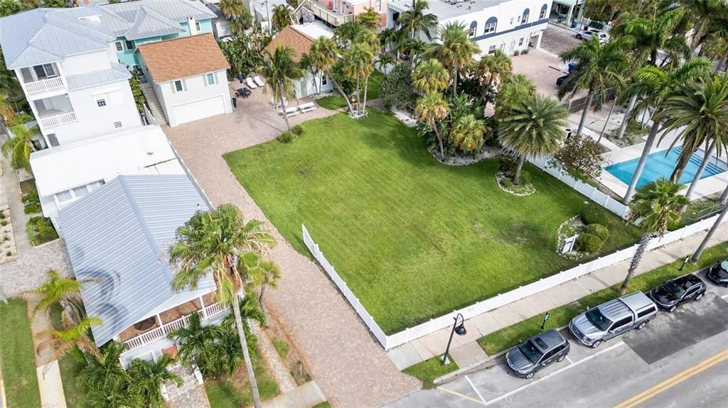 合同活跃: $3,899,900 (0.35 acres)