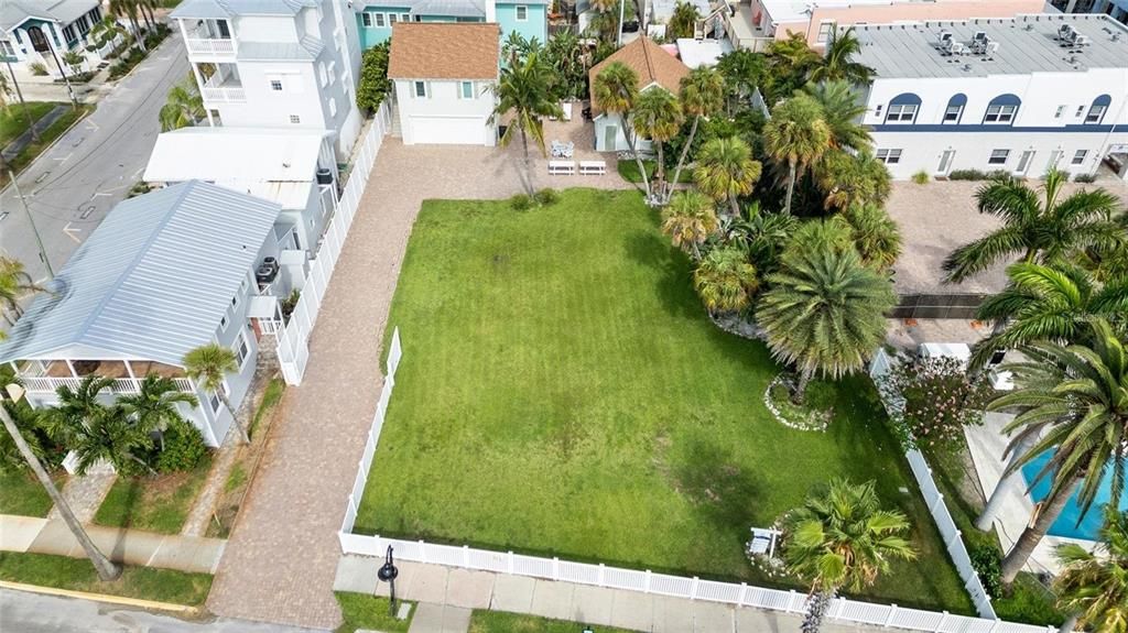 合同活跃: $3,899,900 (0.35 acres)