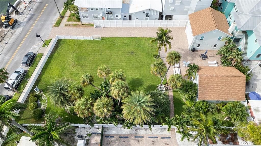 合同活跃: $3,899,900 (0.35 acres)