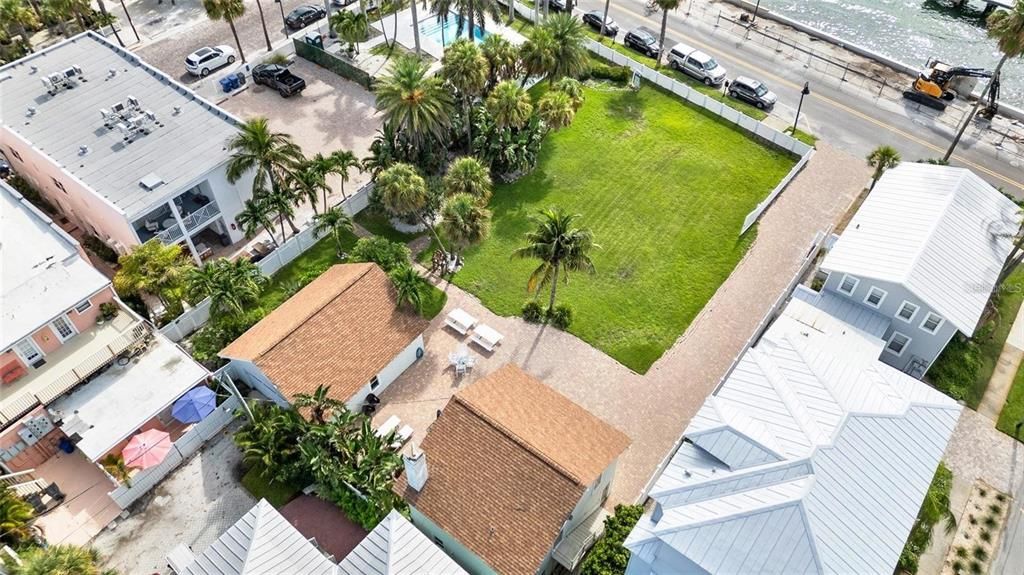 合同活跃: $3,899,900 (0.35 acres)