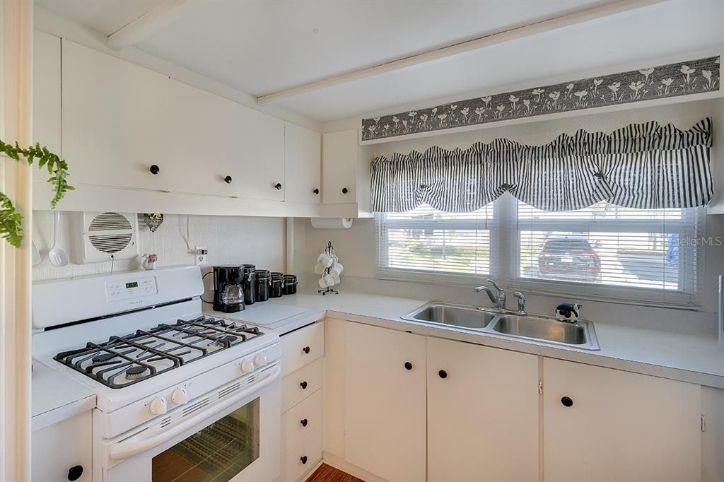 Active With Contract: $128,900 (2 beds, 1 baths, 510 Square Feet)