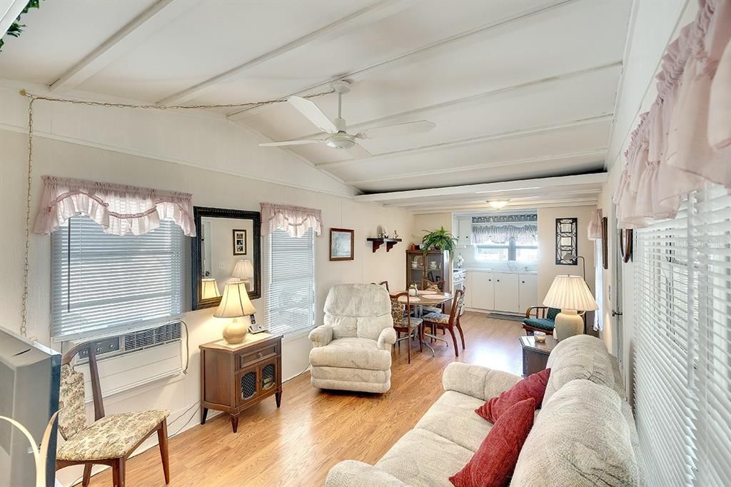 Active With Contract: $128,900 (2 beds, 1 baths, 510 Square Feet)