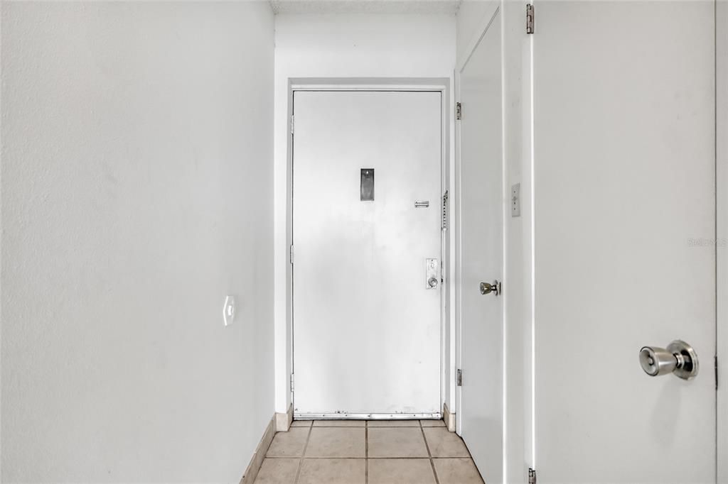 待售: $189,000 (2 贝兹, 2 浴室, 830 平方英尺)