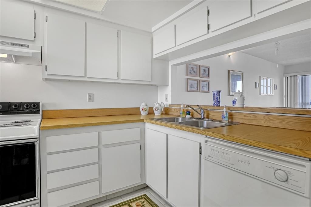 待售: $189,000 (2 贝兹, 2 浴室, 830 平方英尺)