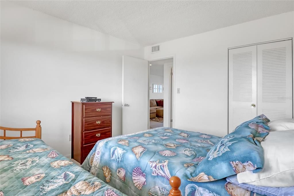 待售: $189,000 (2 贝兹, 2 浴室, 830 平方英尺)