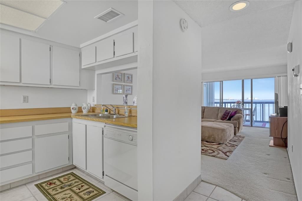 待售: $189,000 (2 贝兹, 2 浴室, 830 平方英尺)