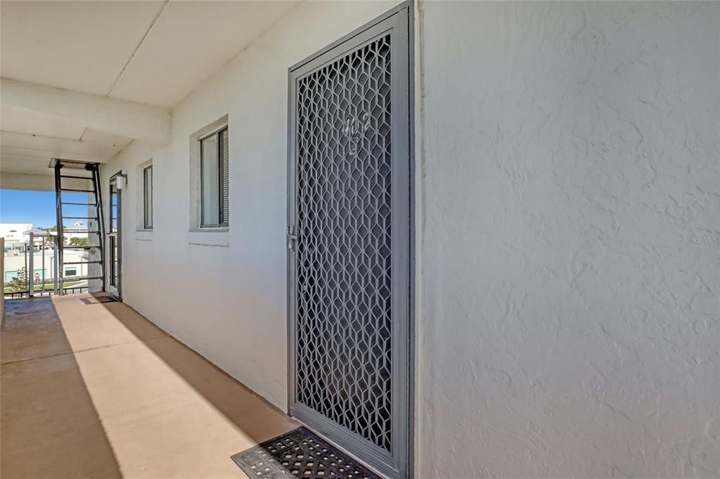 待售: $189,000 (2 贝兹, 2 浴室, 830 平方英尺)