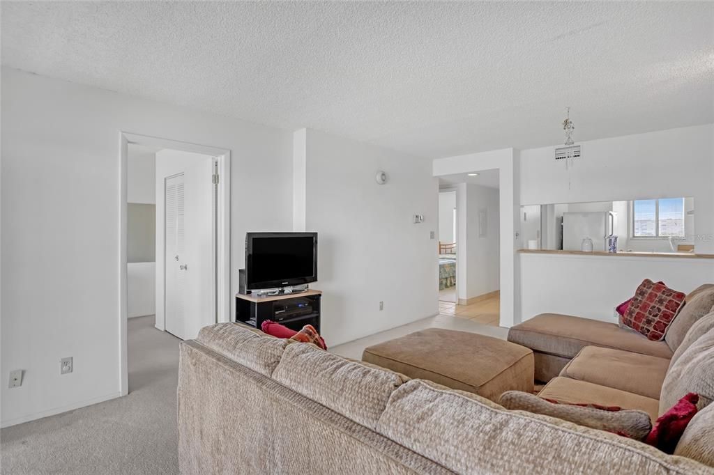 待售: $189,000 (2 贝兹, 2 浴室, 830 平方英尺)