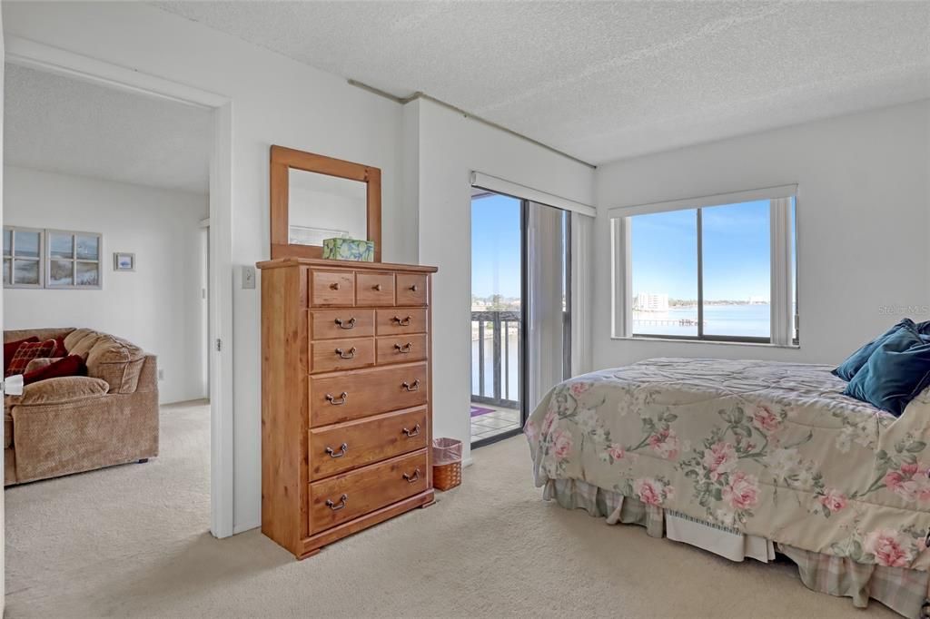 待售: $189,000 (2 贝兹, 2 浴室, 830 平方英尺)