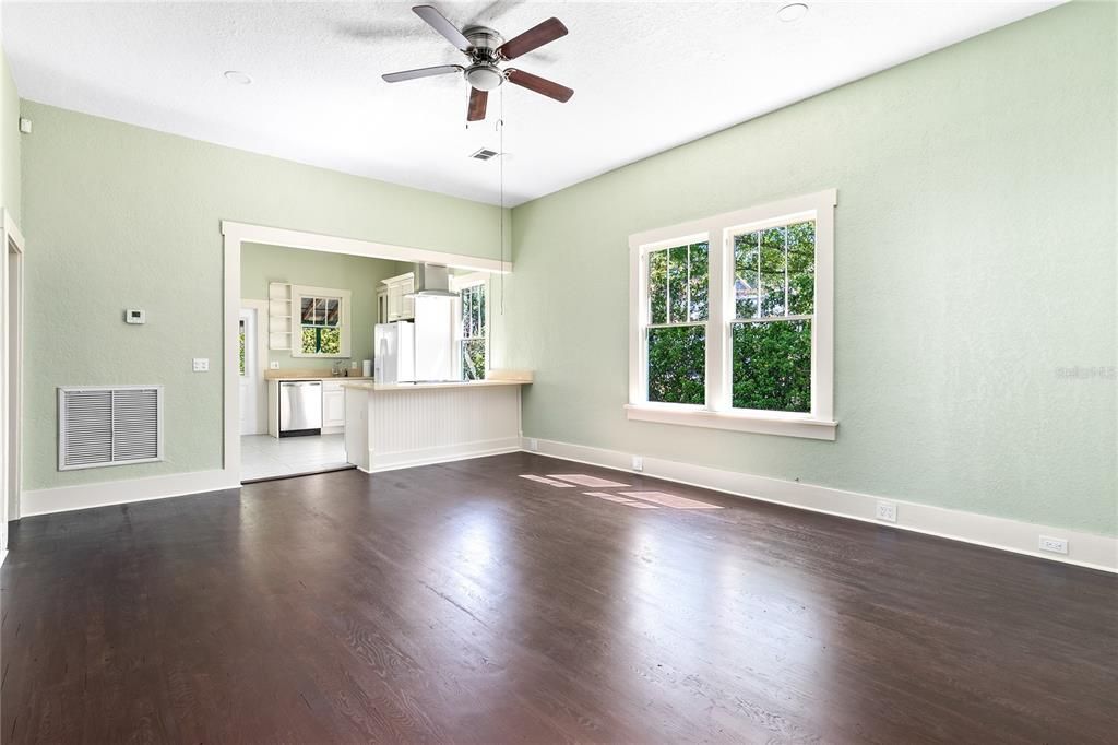 Activo con contrato: $295,000 (3 camas, 2 baños, 1350 Pies cuadrados)