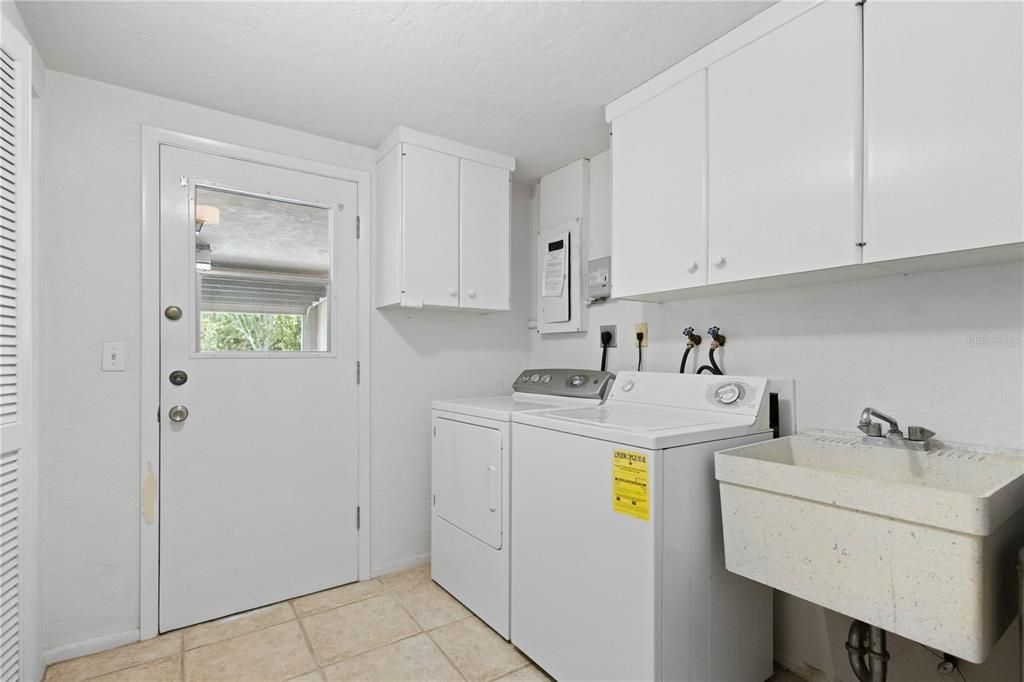 For Sale: $239,900 (2 beds, 2 baths, 1563 Square Feet)