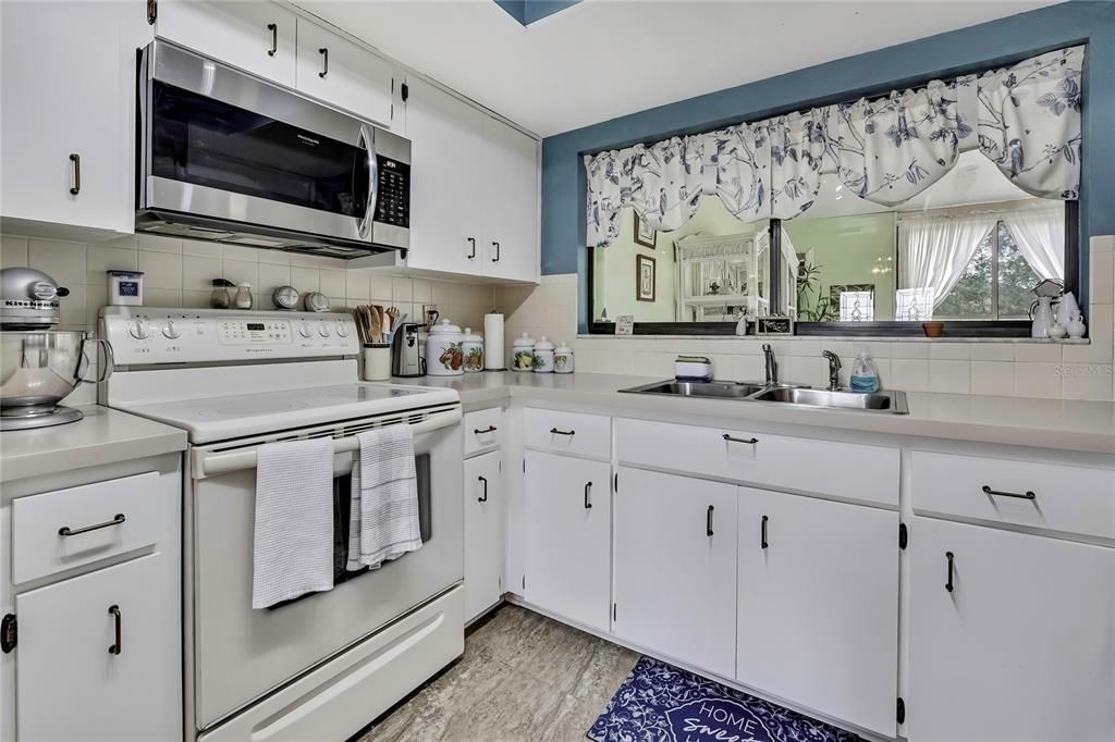 For Sale: $399,900 (4 beds, 2 baths, 2137 Square Feet)
