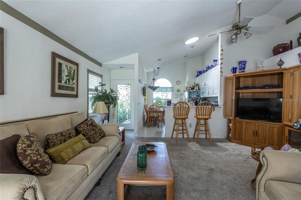 For Sale: $421,500 (2 beds, 2 baths, 1006 Square Feet)