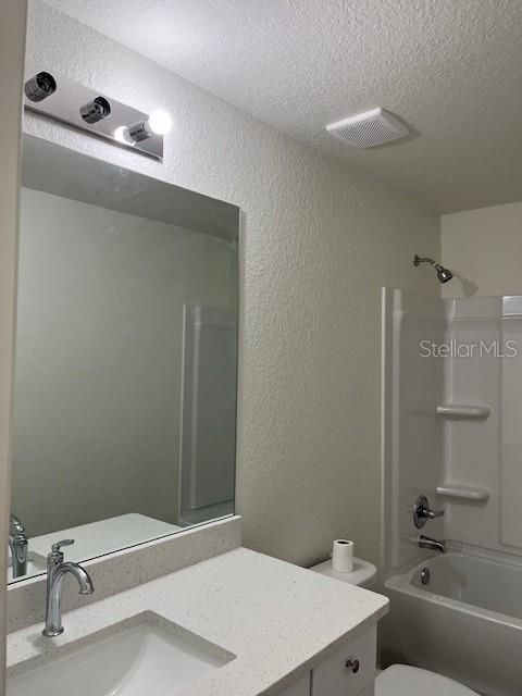 合同活跃: $216,900 (3 贝兹, 2 浴室, 1125 平方英尺)