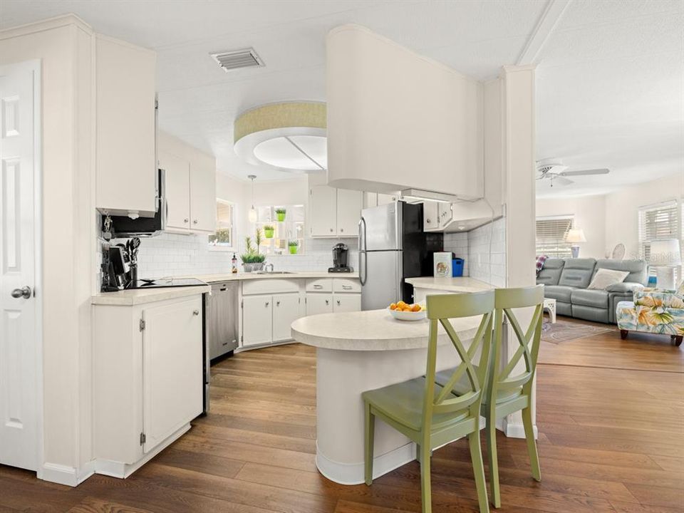 待售: $219,900 (2 贝兹, 2 浴室, 1296 平方英尺)