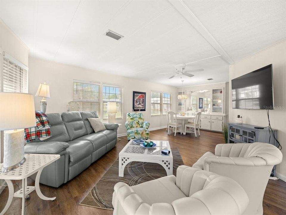 待售: $219,900 (2 贝兹, 2 浴室, 1296 平方英尺)