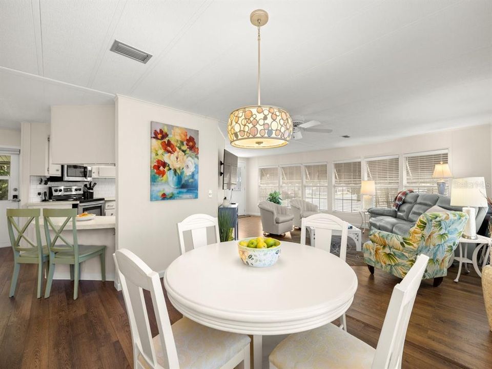 待售: $219,900 (2 贝兹, 2 浴室, 1296 平方英尺)