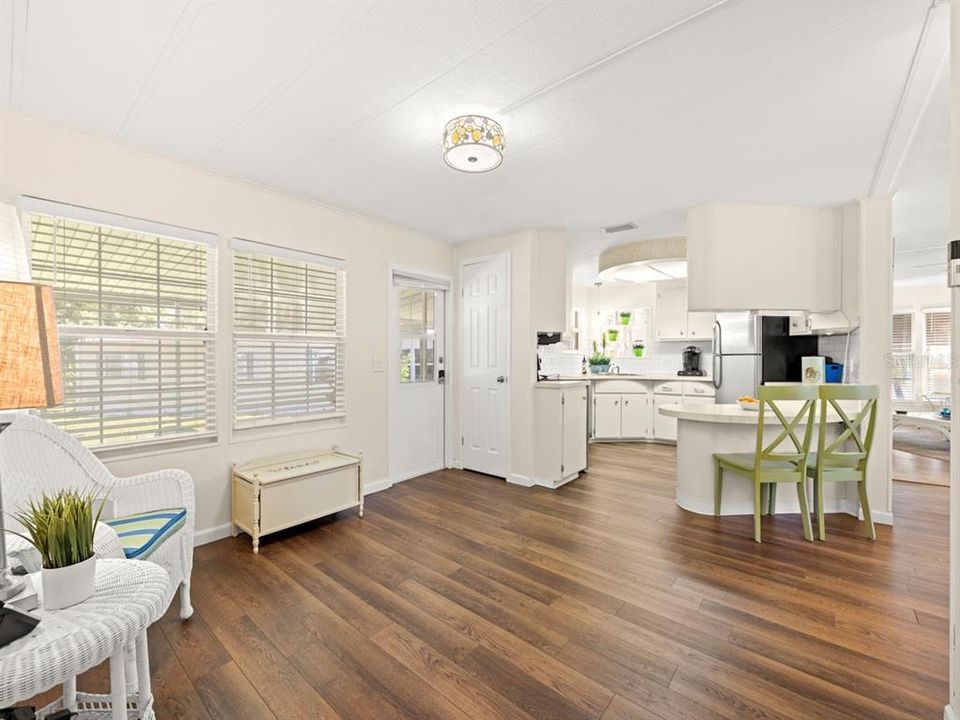 待售: $219,900 (2 贝兹, 2 浴室, 1296 平方英尺)