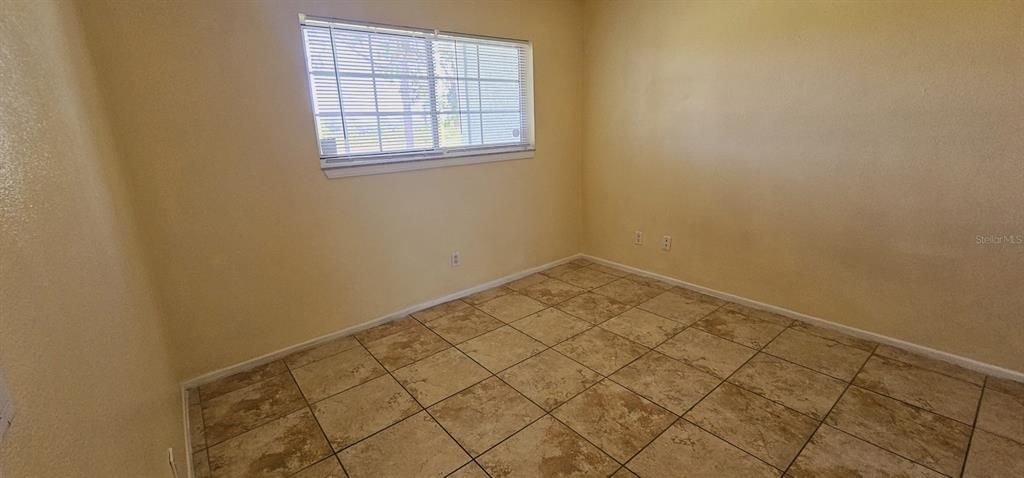 合同活跃: $1,200 (2 贝兹, 2 浴室, 837 平方英尺)