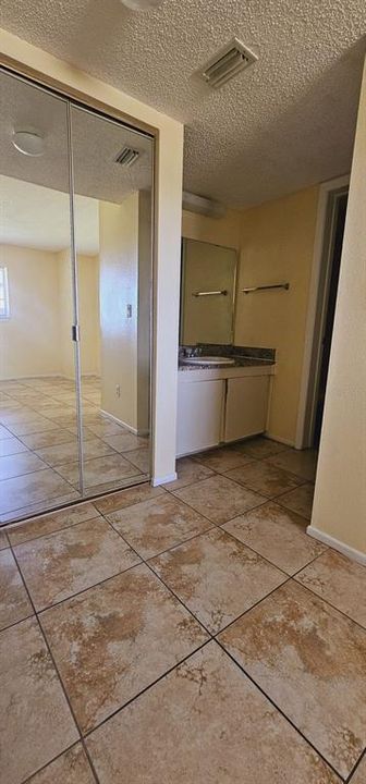 合同活跃: $1,200 (2 贝兹, 2 浴室, 837 平方英尺)