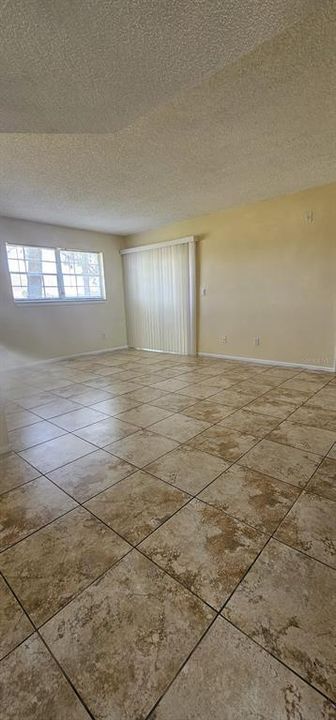 合同活跃: $1,200 (2 贝兹, 2 浴室, 837 平方英尺)