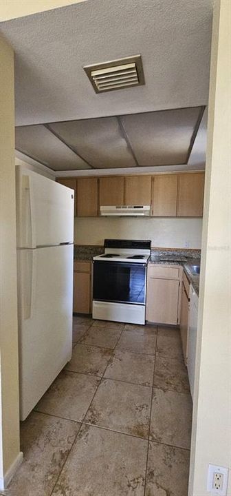 合同活跃: $1,200 (2 贝兹, 2 浴室, 837 平方英尺)