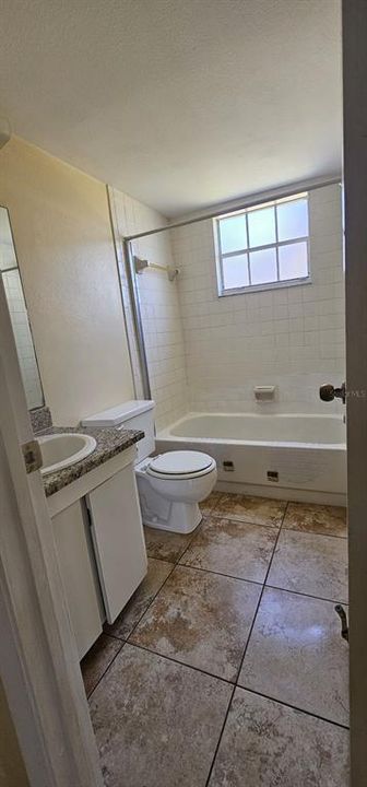 合同活跃: $1,200 (2 贝兹, 2 浴室, 837 平方英尺)