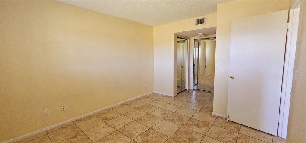 合同活跃: $1,200 (2 贝兹, 2 浴室, 837 平方英尺)