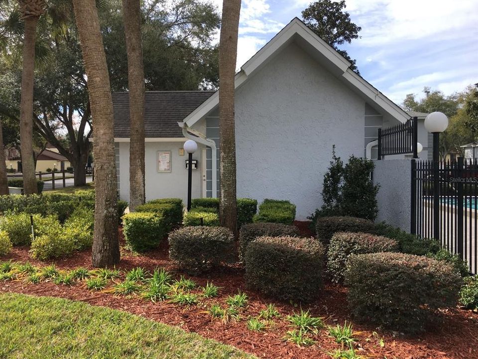 合同活跃: $1,200 (2 贝兹, 2 浴室, 837 平方英尺)