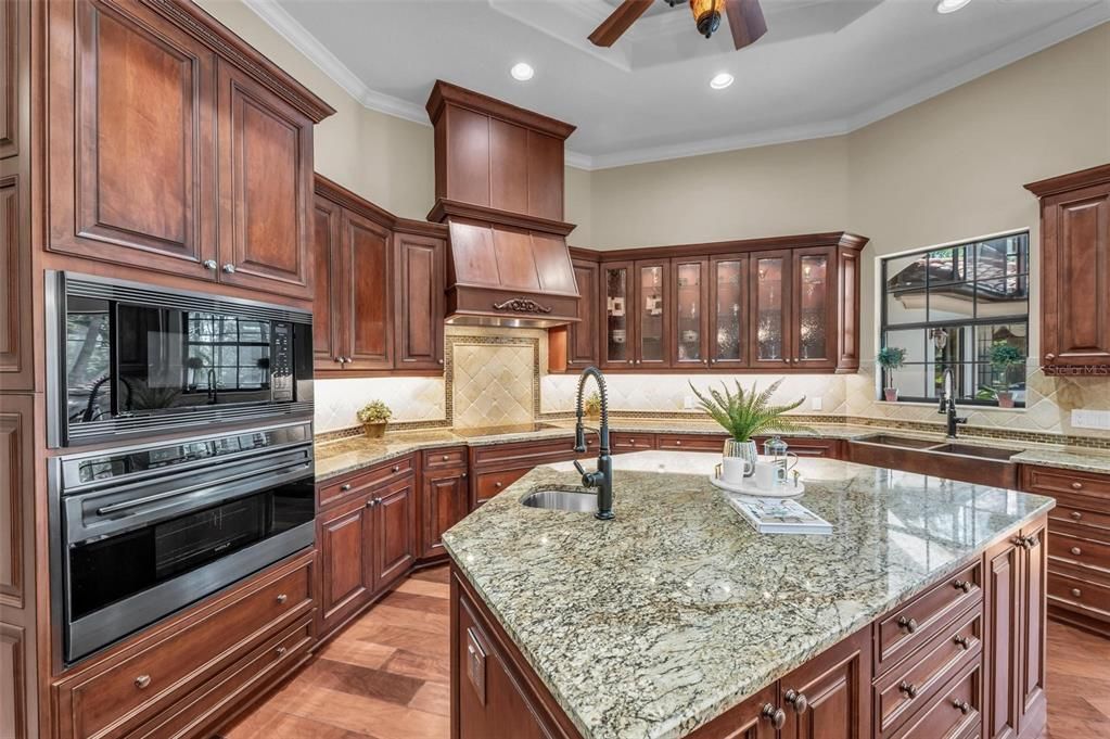 For Sale: $2,695,000 (4 beds, 4 baths, 5726 Square Feet)