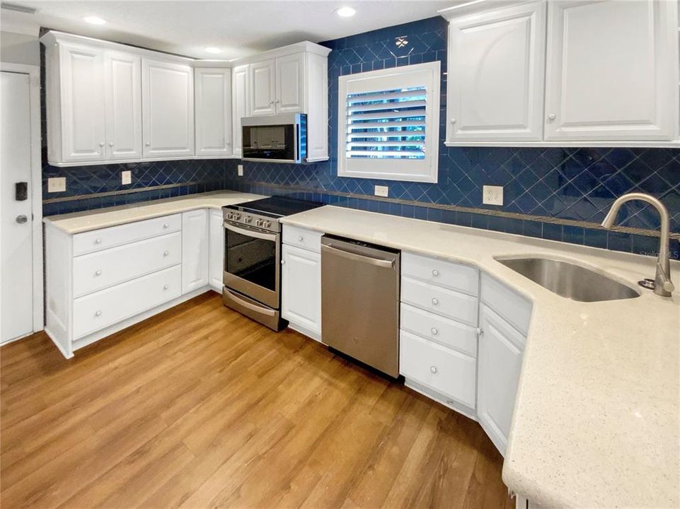 For Sale: $285,000 (3 beds, 2 baths, 1593 Square Feet)