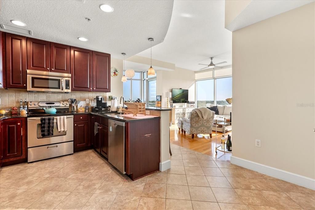 For Sale: $317,500 (2 beds, 2 baths, 1198 Square Feet)